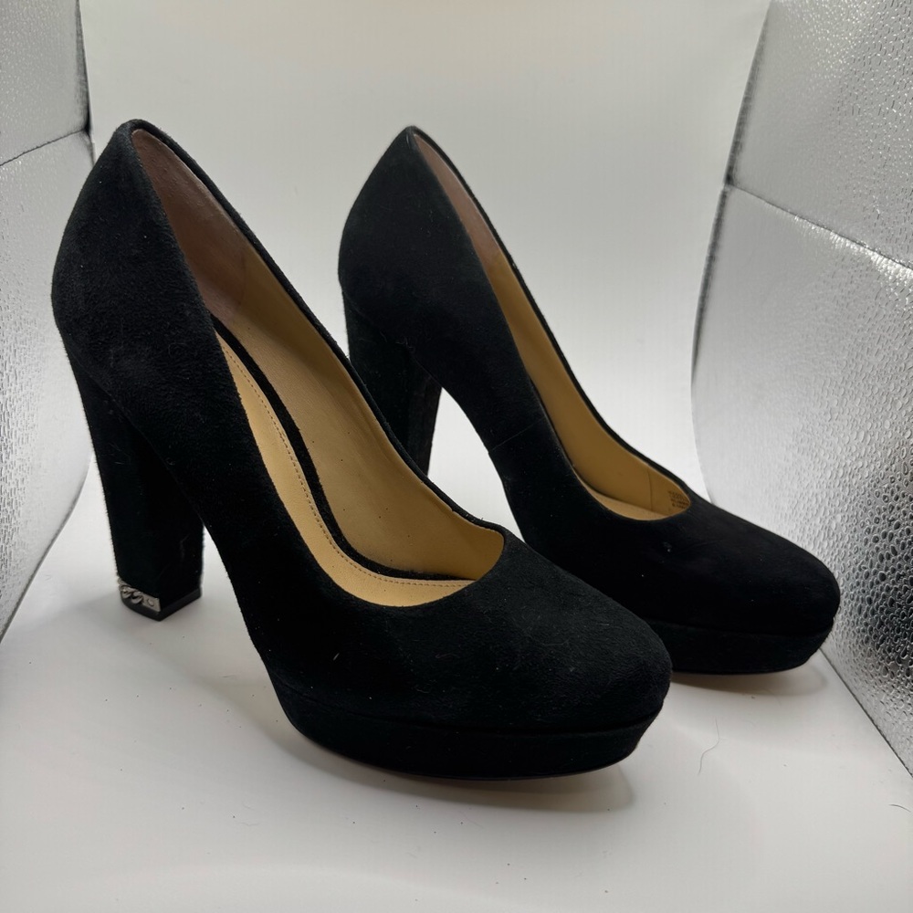 Michael Kore sabrina pump 6.5